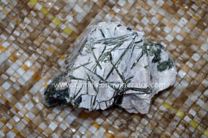 Tourmaline verte sur la lépidolite jolie et graphique